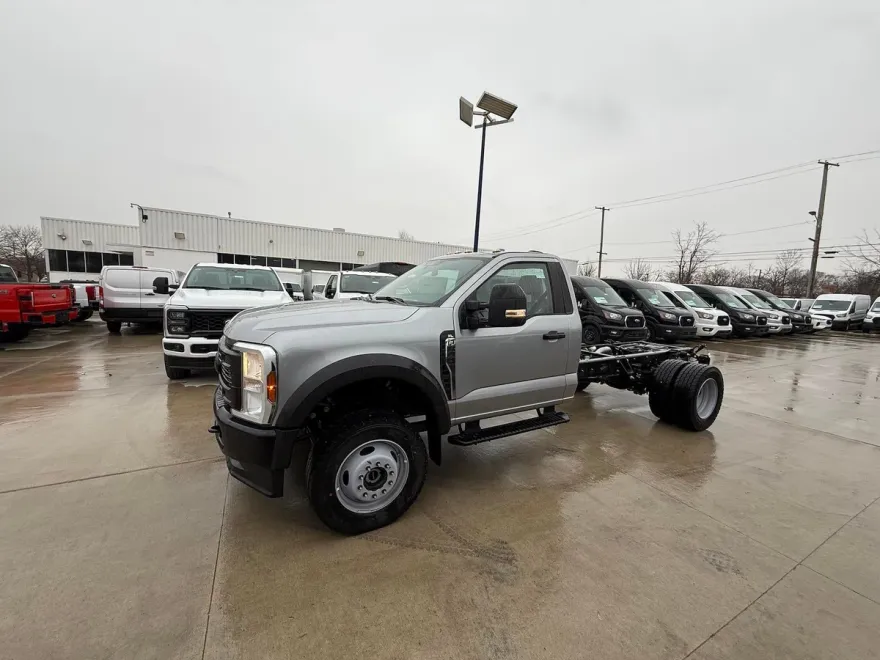 2024 Ford F-600 photo 1