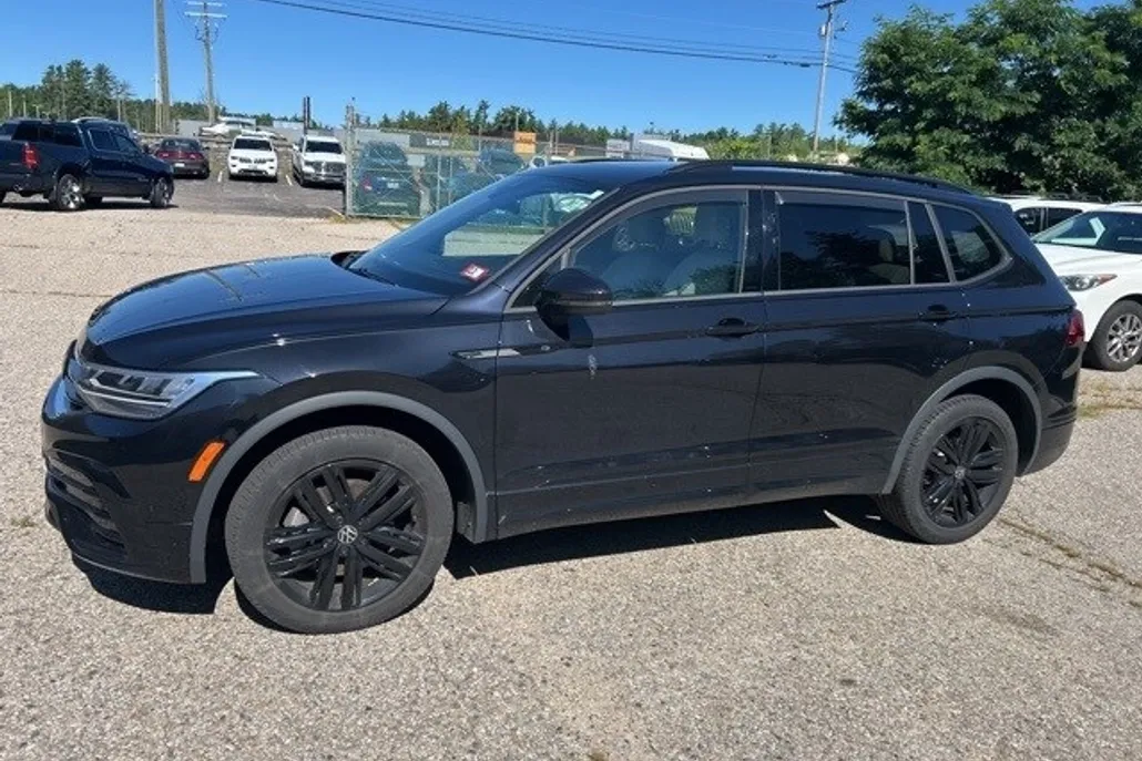 2022 Volkswagen Tiguan SE R-Line Black photo 1