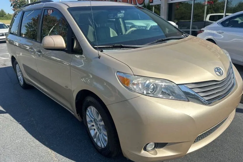 2014 Toyota Sienna XLE photo 1