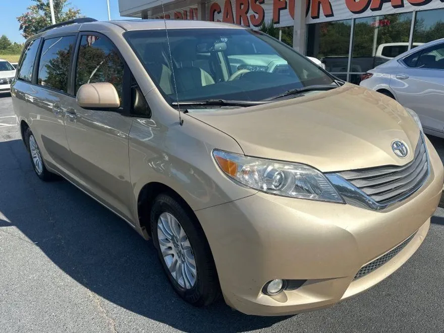 2014 Toyota Sienna XLE photo 1