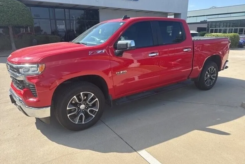 2022 Chevrolet Silverado 1500 LT photo 1