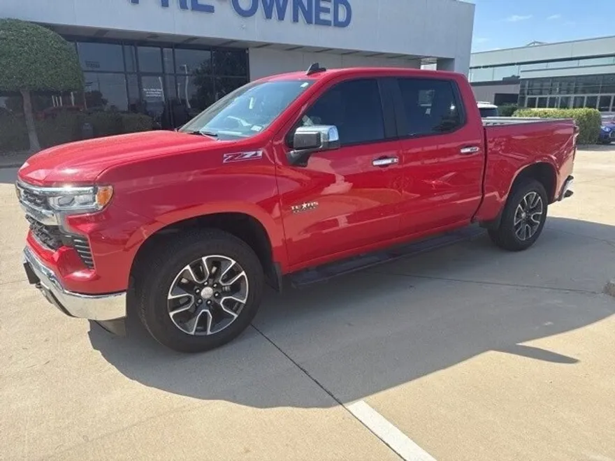 2022 Chevrolet Silverado 1500 LT photo 1