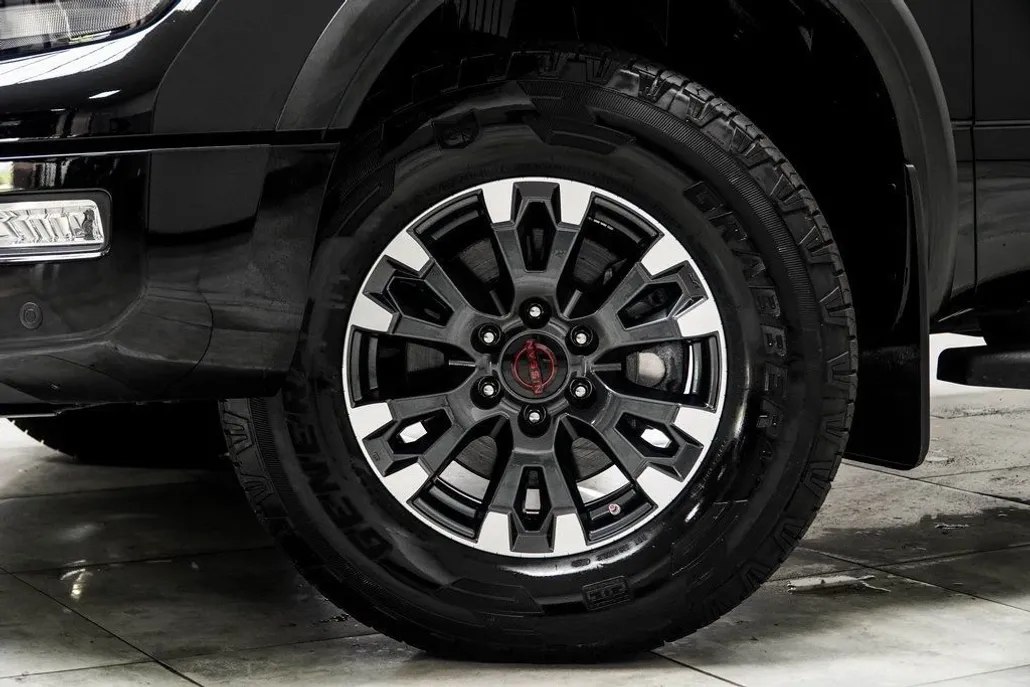 2024 Nissan Titan Crew Cab PRO-4X photo 1
