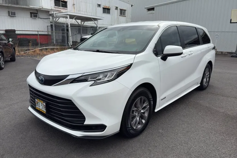 2021 Toyota Sienna LE photo 1