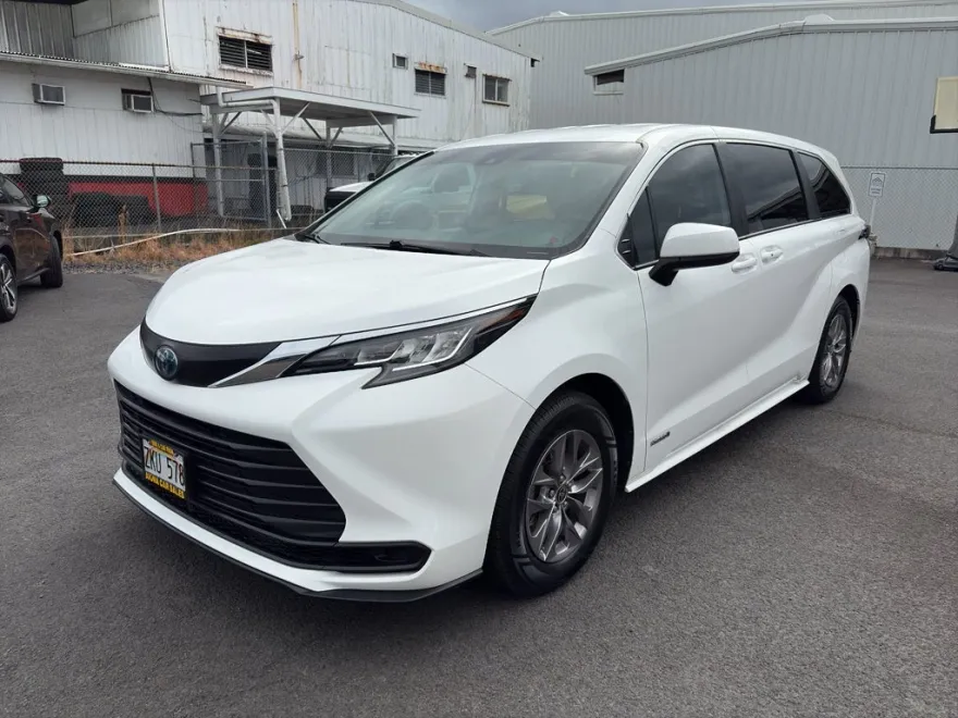 2021 Toyota Sienna LE photo 1