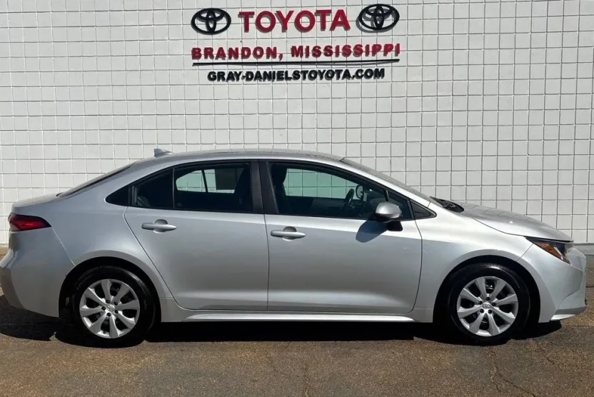 2023 Toyota Corolla LE photo 1