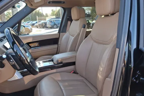 2023 Land Rover Range Rover SE photo 3