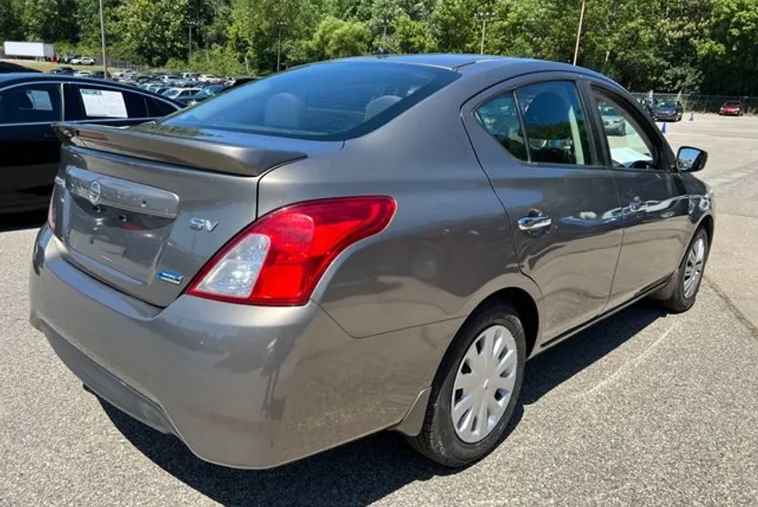 2016 Nissan Versa 1.6 SV photo 1