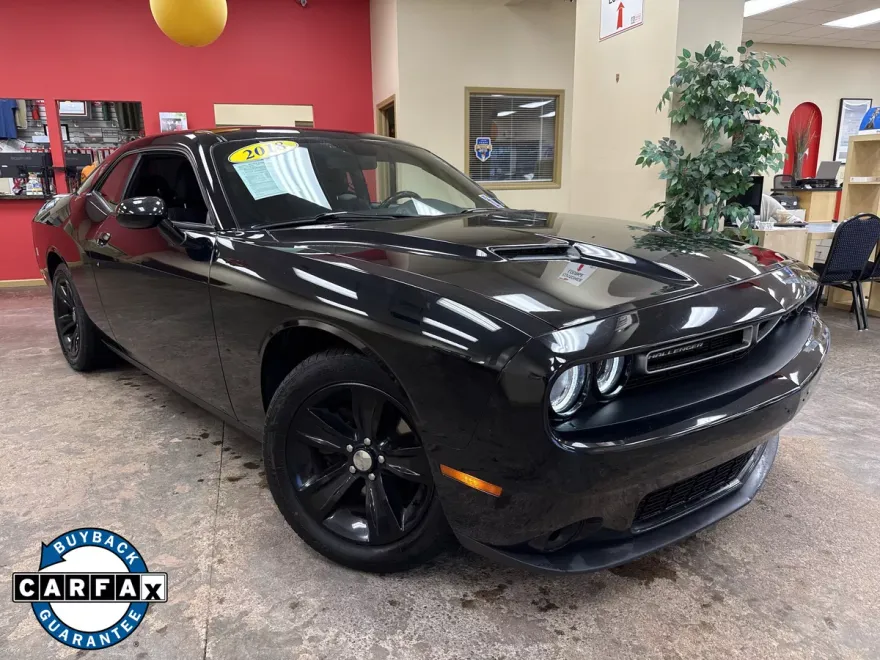 2018 Dodge Challenger SXT photo 1