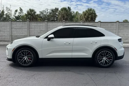 2025 Porsche Macan Electric photo 2