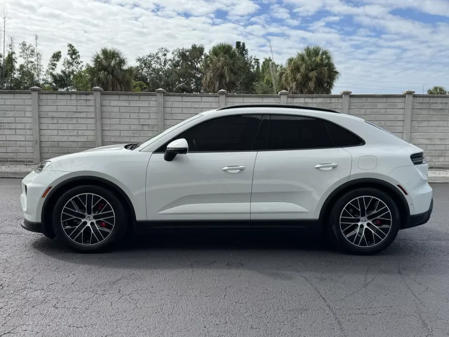 2025 Porsche Macan Electric photo 2
