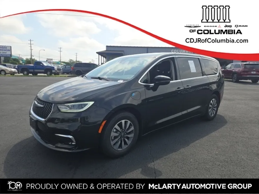 2024 Chrysler Pacifica Hybrid photo 1