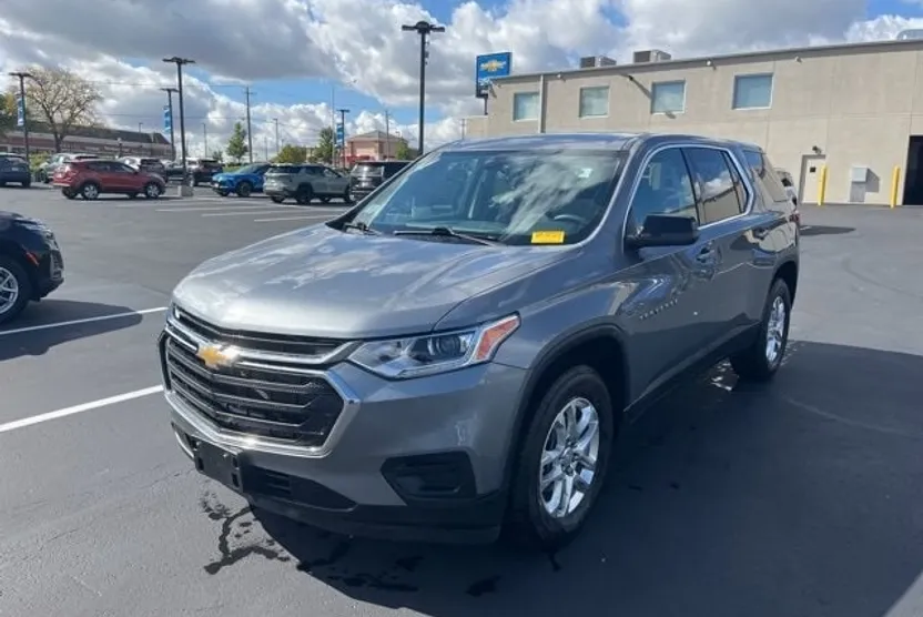 2021 Chevrolet Traverse LS photo 1