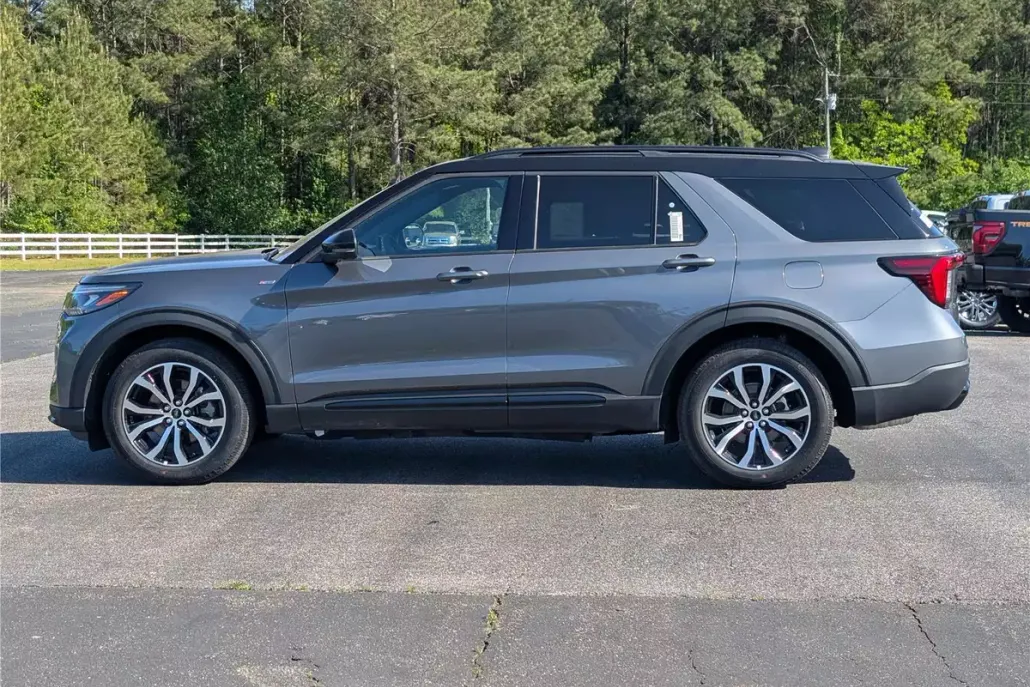 2025 Ford Explorer ST-Line photo 1
