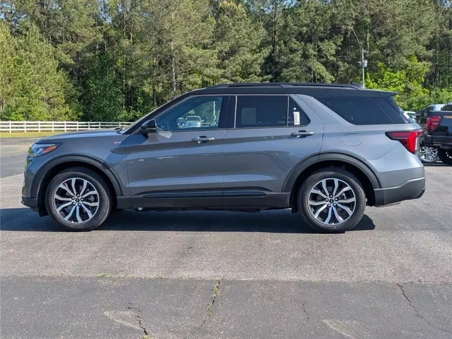 2025 Ford Explorer ST-Line photo 1