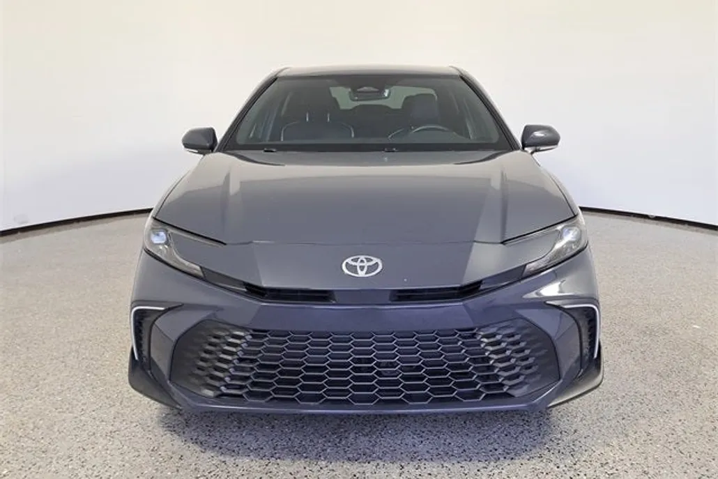 2025 Toyota Camry SE photo 1