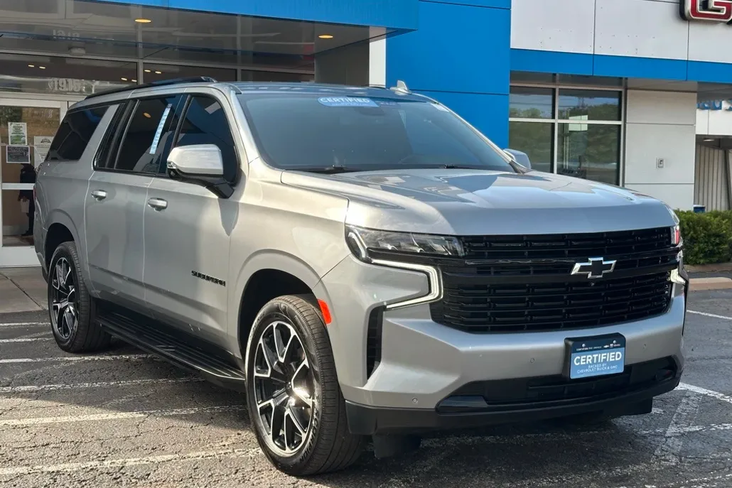 2023 Chevrolet Suburban RST photo 1