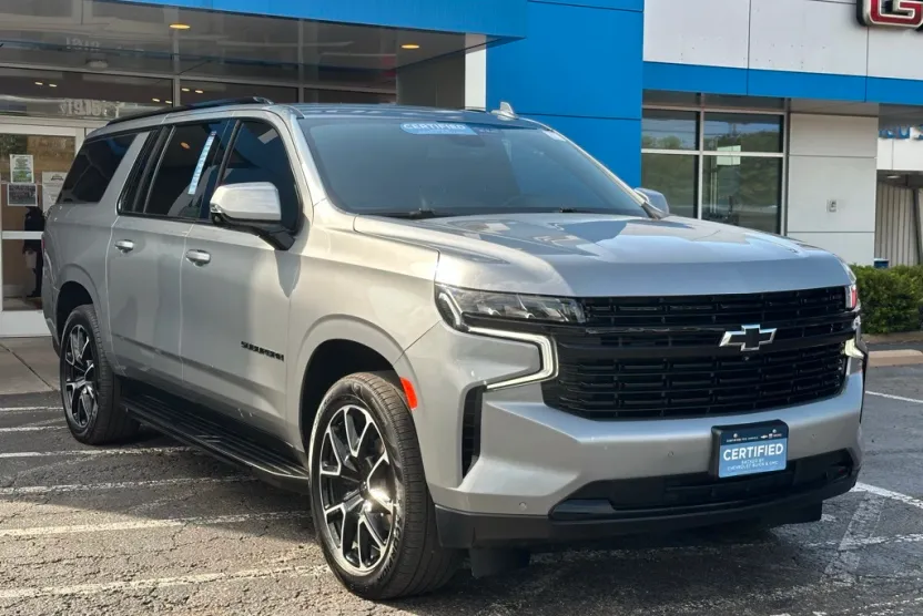2023 Chevrolet Suburban RST photo 1