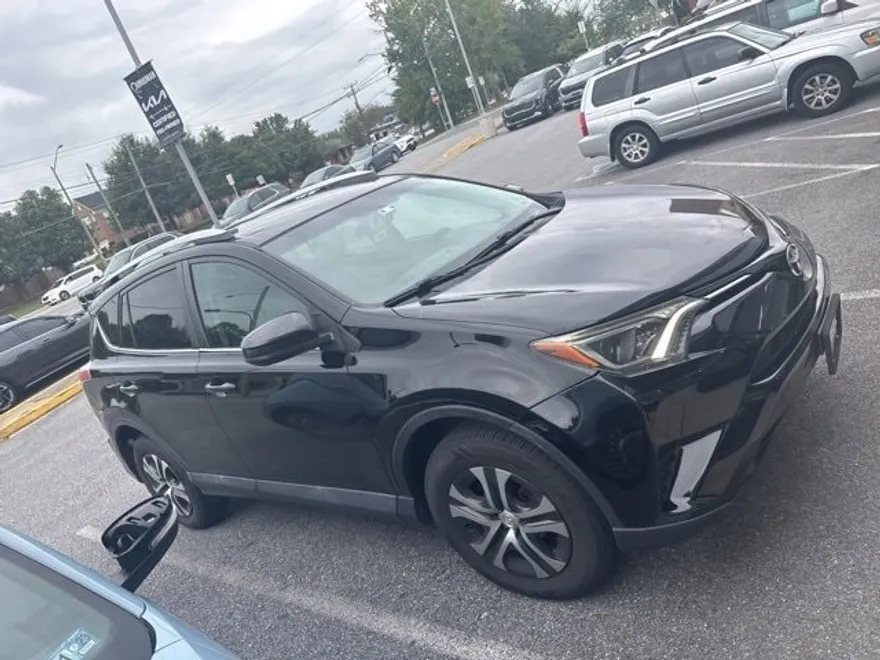 2016 Toyota RAV4 LE photo 1