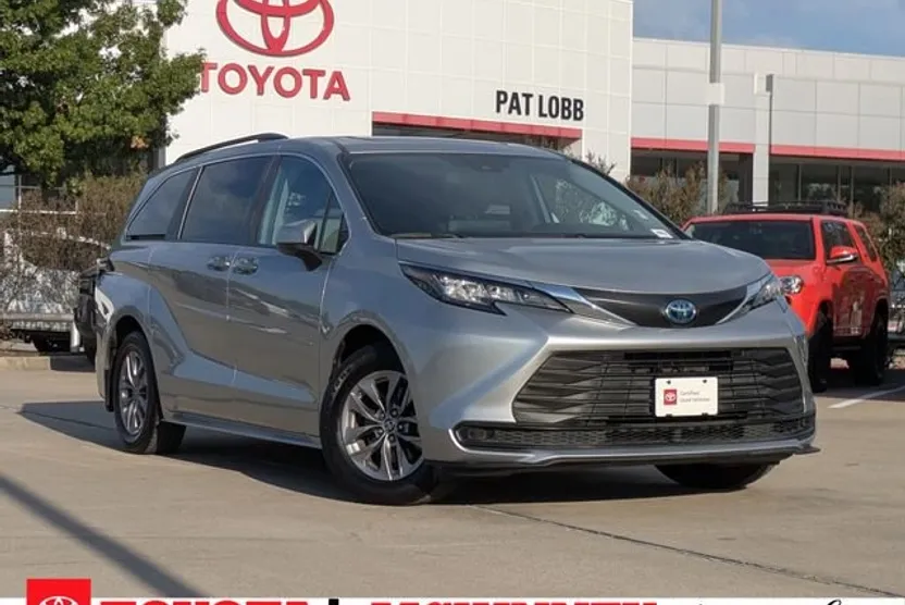 2023 Toyota Sienna LE photo 1