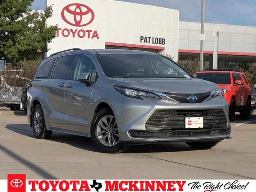 2023 Toyota Sienna LE photo 1