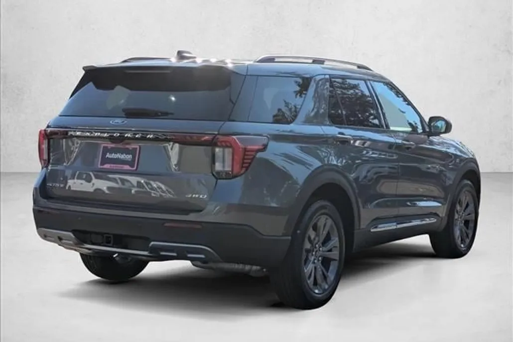 2025 Ford Explorer photo 1