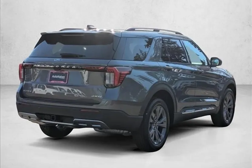 2025 Ford Explorer photo 1