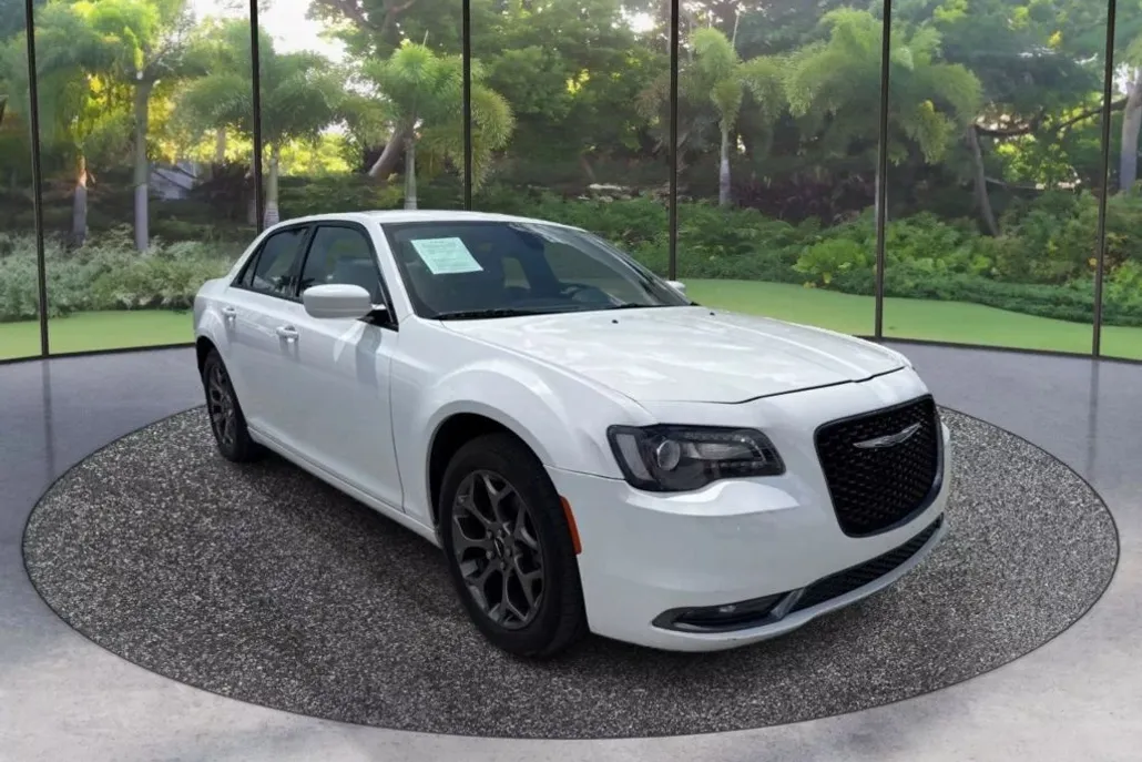 2016 Chrysler 300 photo 1