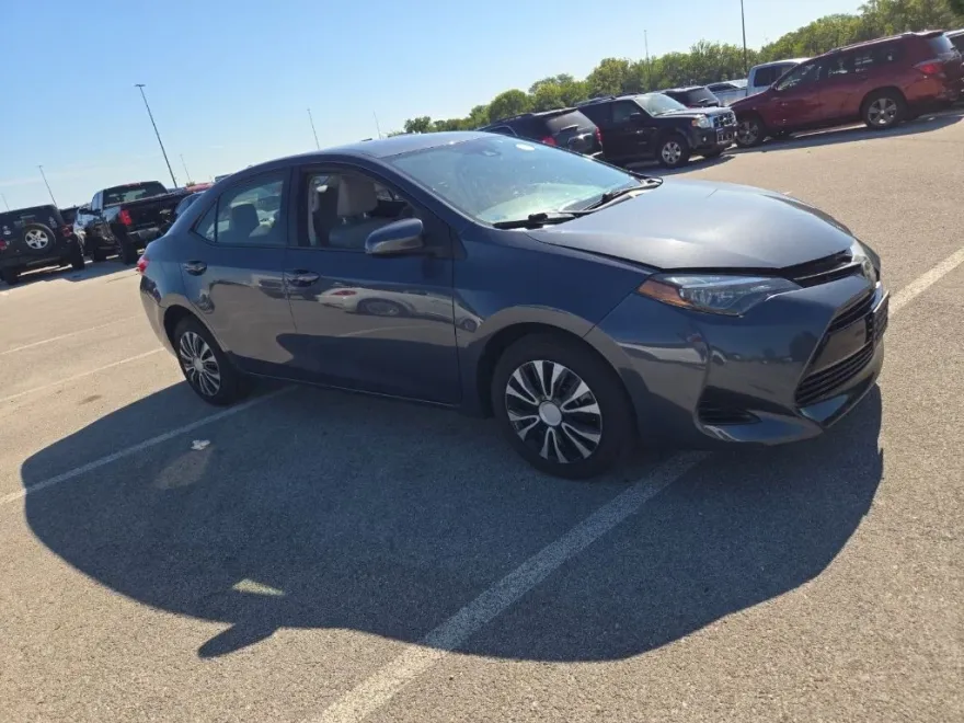 2019 Toyota Corolla LE photo 1
