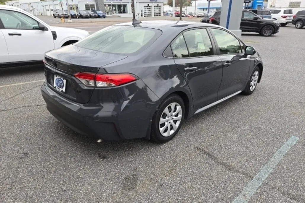 2023 Toyota Corolla LE photo 1