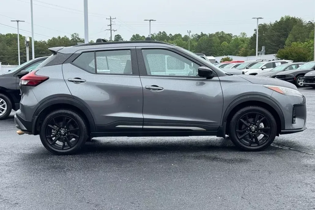 2022 Nissan Kicks SR photo 1