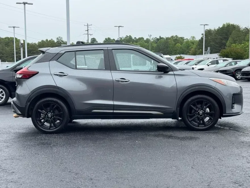2022 Nissan Kicks SR photo 1