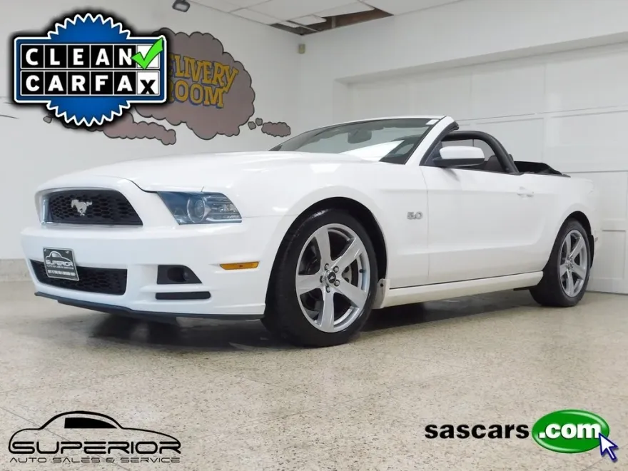2013 Ford Mustang GT Convertible photo 1