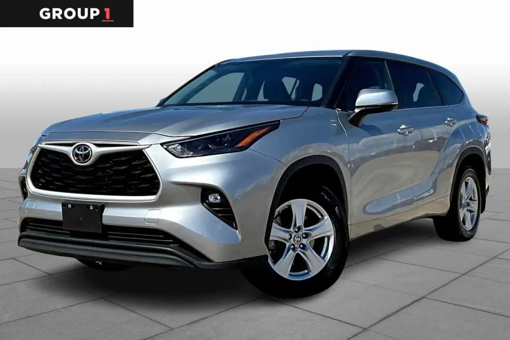 2024 Toyota Highlander LE photo 1