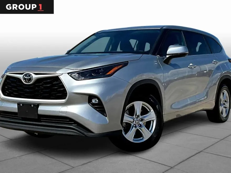 2024 Toyota Highlander LE photo 1