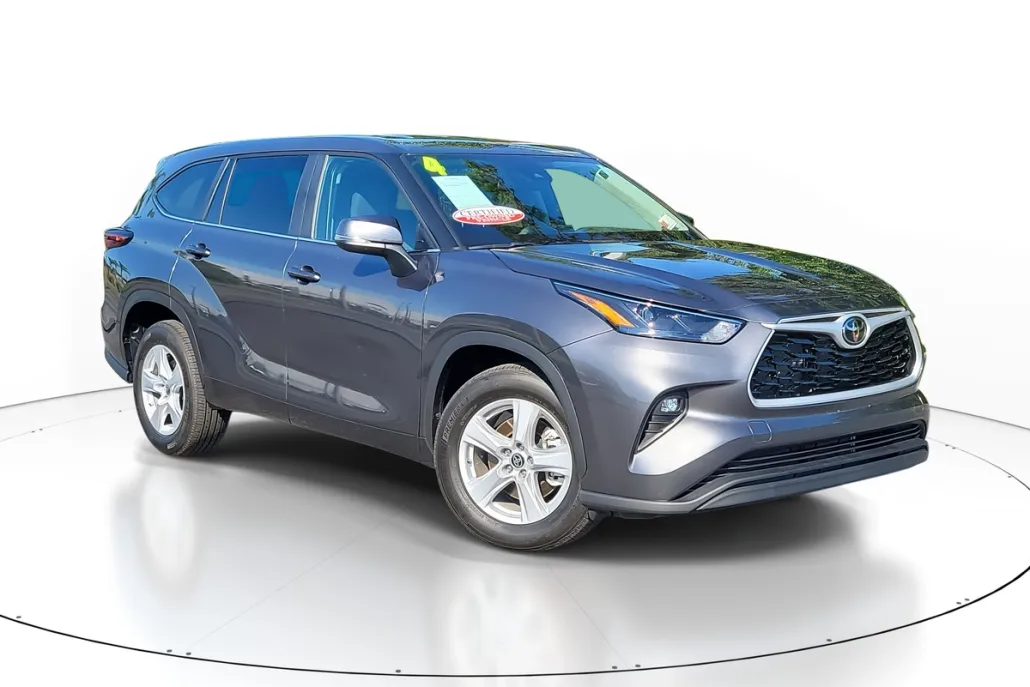 2024 Toyota Highlander LE photo 1