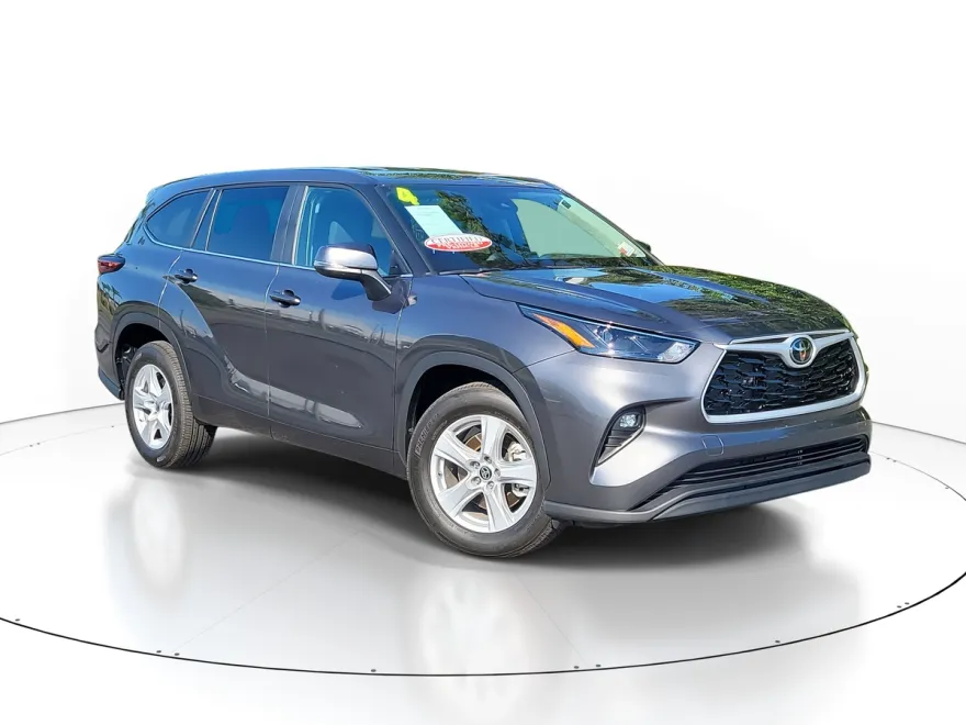 2024 Toyota Highlander LE photo 1
