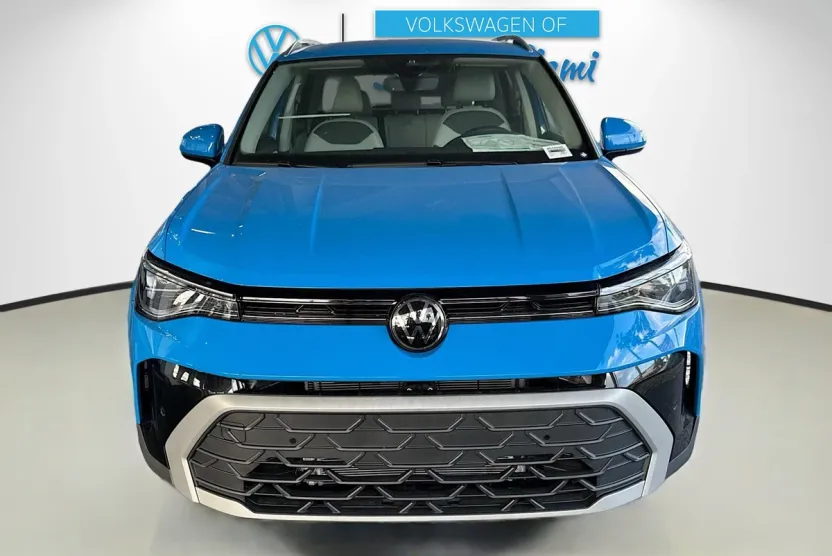 2025 Volkswagen Taos SE photo 1