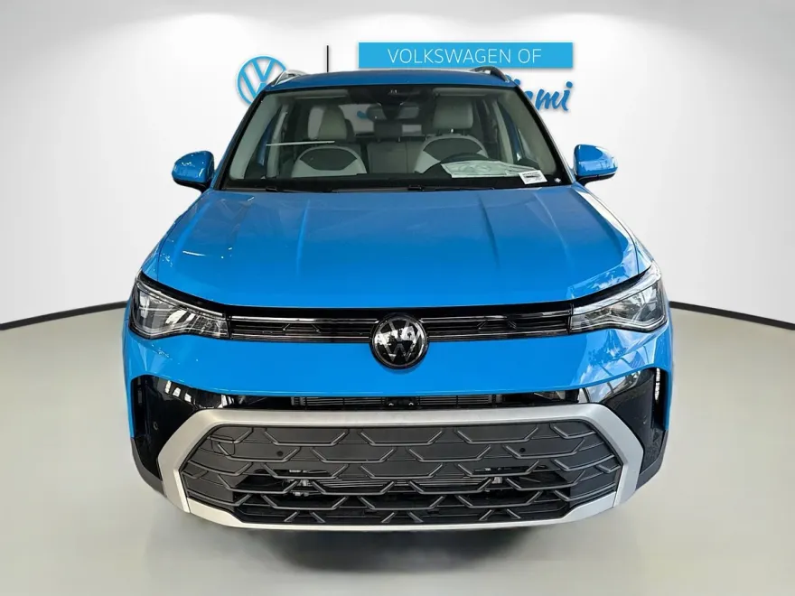2025 Volkswagen Taos SE photo 1