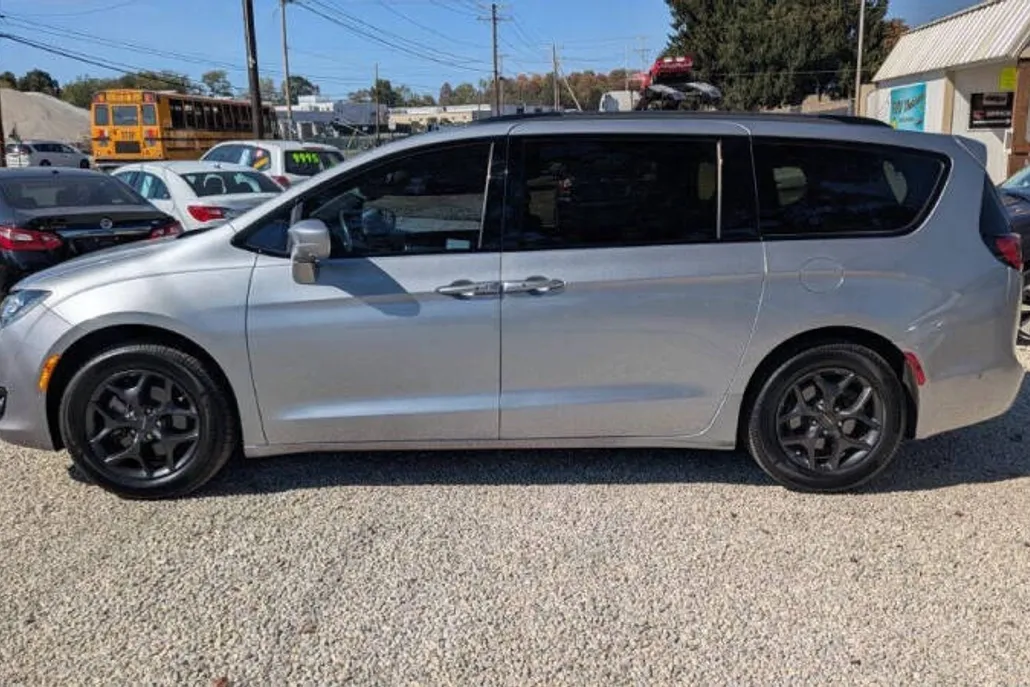 2019 Chrysler Pacifica Touring L photo 1