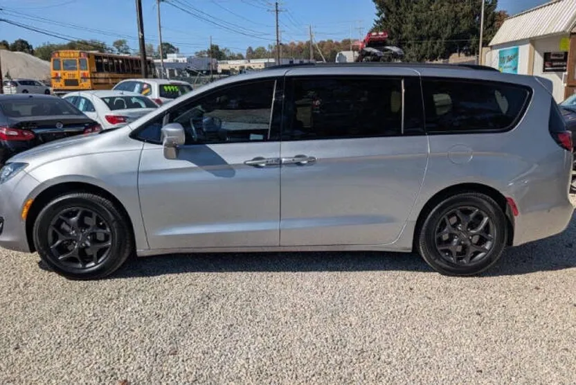 2019 Chrysler Pacifica Touring L photo 1