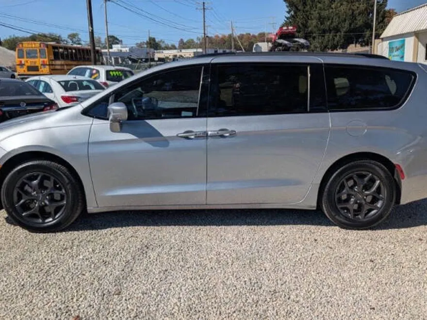 2019 Chrysler Pacifica Touring L photo 1