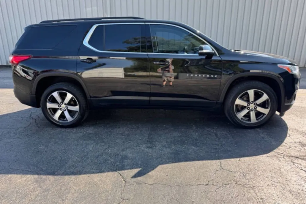 2021 Chevrolet Traverse Leather photo 1