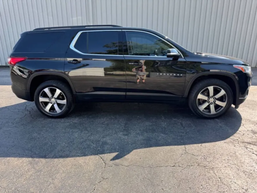 2021 Chevrolet Traverse Leather photo 1