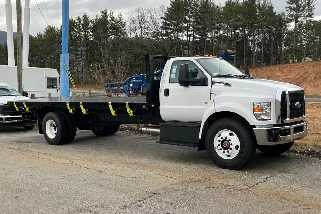 2025 Ford F-650 SuperCab photo 1