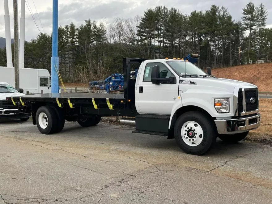 2025 Ford F-650 SuperCab photo 1