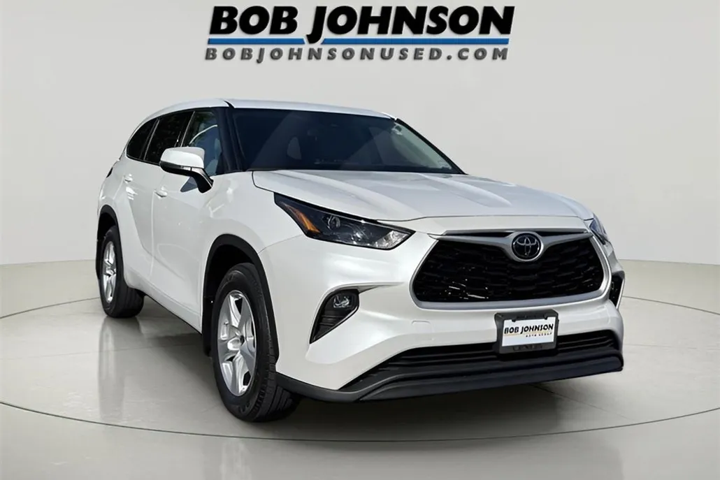 2022 Toyota Highlander LE photo 1