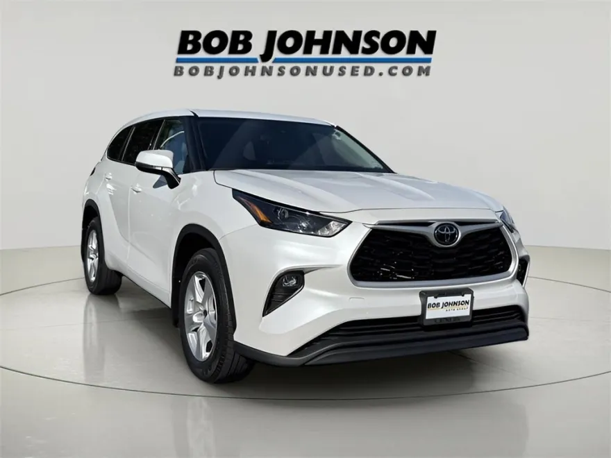 2022 Toyota Highlander LE photo 1
