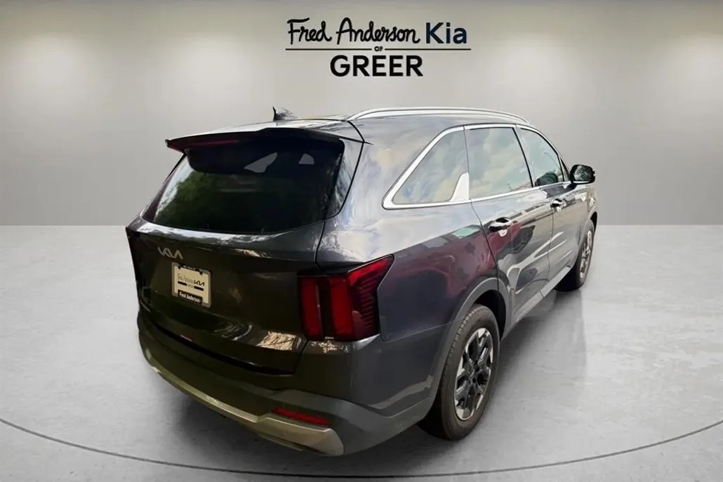 2025 Kia Sorento S photo 1