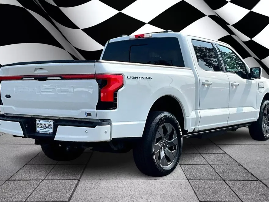 2023 Ford F-150 Lightning Lariat photo 1